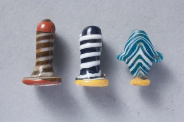 Twee glazen oorstekers en een Ib hart amulet
